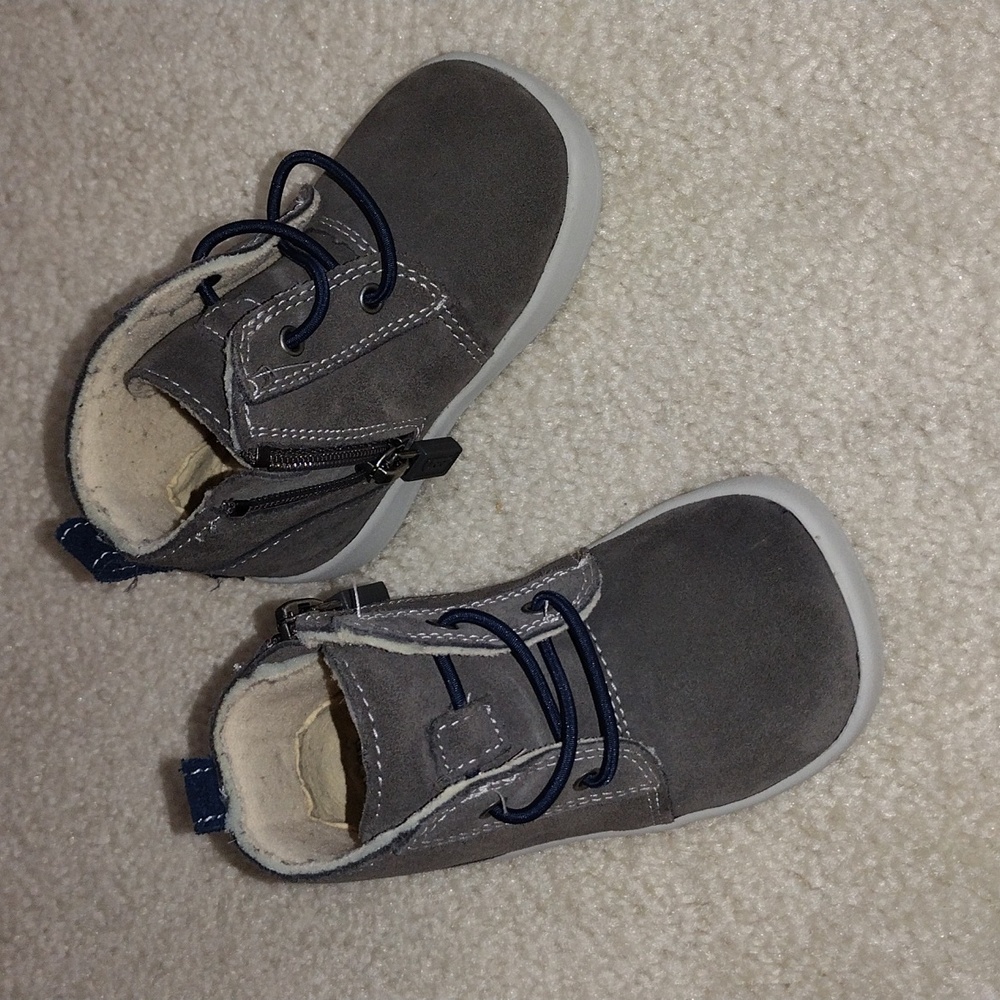 UGG gray suede zip kids ankle boots. NWOT. Size 4/5